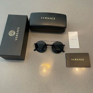 Versace LOGOMANIA ROUND SUNGLASSES new never worn